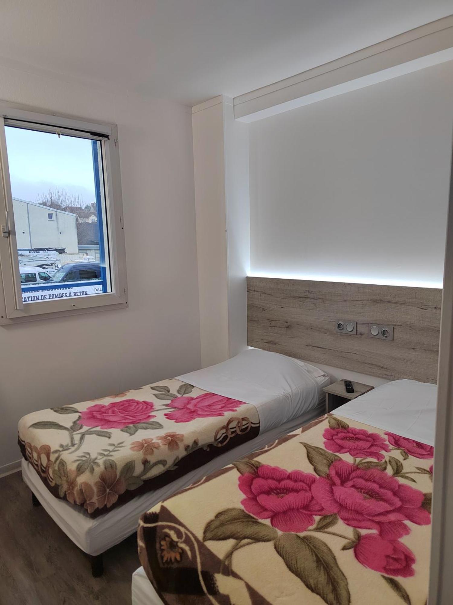 Alpha Hotel Bouafle Ngoại thất bức ảnh
